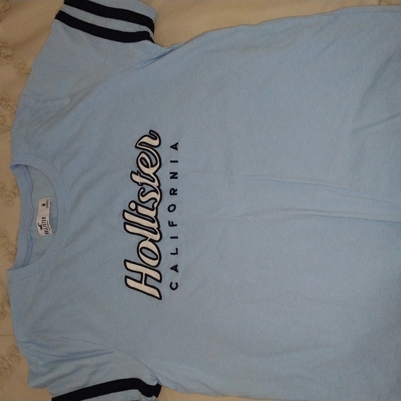 Hollister Light Blue Tee - Picture 2 of 3